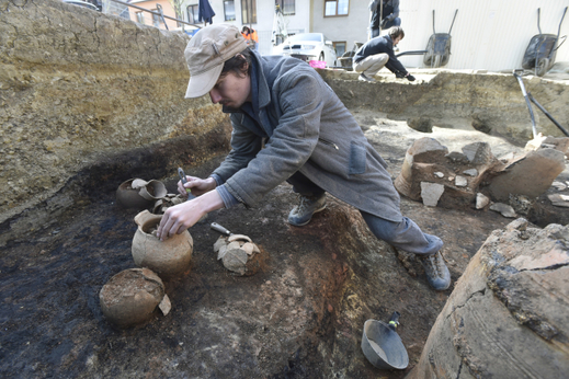 Archeolog Tomáš Chrástek očišťuje jeden z nálezů.
