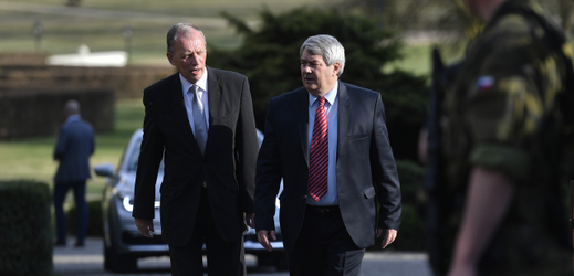 Šéf KSČM Vojtěch Filip (vpravo) a komunistický poslanec Alexander Černý odcházejí ze setkání s prezidentem Milošem Zemanem, kterého navštívili 11. dubna 2018 v Lánech.