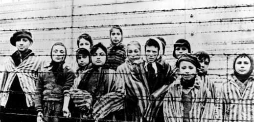 Archivní fotografie vězňů v koncentračním táboře v Osvětimi. 
