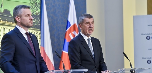 Premiér v demisi Andrej Babiš (vpravo) se setkal s novým slovenským premiérem Peterem Pellegrinim.
