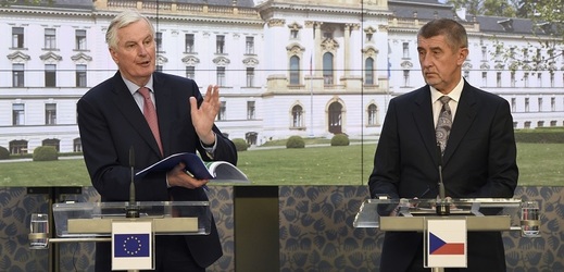 ČR navštívil Michel Barnier (vlevo), který vede za EU jednání o brexitu. Vpravo stojí premiér v demisi Andrej Babiš.