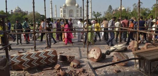 Vítr povalil dva minarety u bran k památníku Tádž Mahal.