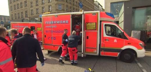 Muž na nástupišti v Hamburku ubodal svou ženu a roční dcerku
