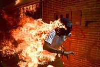 Vítězem letošního ročníku prestižní fotografické soutěže World Press Photo je Ronaldo Schemidt pracující pro agenturu AFP s mrazivým snímkem hořícího demonstranta ve Venezuele.