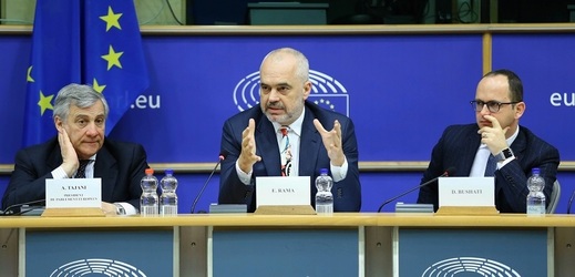 Albánský premiér Edi Rama (uprostřed).