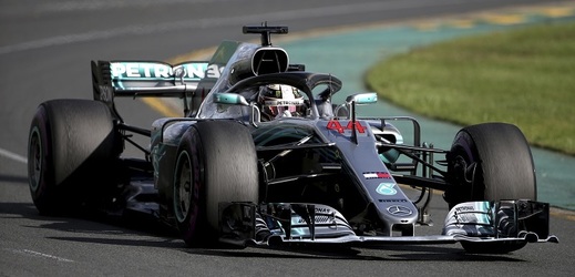 Úřadující šampion Lewis Hamilton vyhrál první trénink na Velkou cenu Číny.