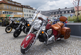 Akce v Příbrami spojuje motocyklový a automobilový svět.