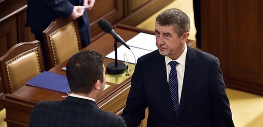 Jan Hamáček a Andrej Babiš (čelem) si podali ruku v Poslanecké sněmovně. O možné společné vládě budou jednat znovu v pondělí.