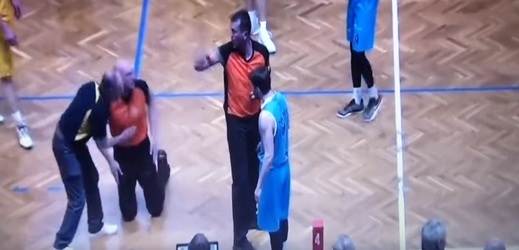 Z basketbalového incidentu se stal hit internetu. Rozhodčí Stanislav Kučera nejspíš svůj pád nafilmoval.