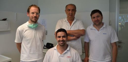  Na klinice, kde Khozam Abourdan absolvoval praxi, si jeho schopnosti nemohou vynachválit. Přesto jako zubař v Česku pracovat nesmí.