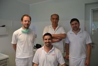  Na klinice, kde Khozam Abourdan absolvoval praxi, si jeho schopnosti nemohou vynachválit. Přesto jako zubař v Česku pracovat nesmí.