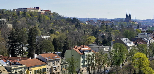 V rámci festivalu Open House se otevřely 14. dubna 2018 v Brně zdarma pro veřejnost dvě desítky zajímavých míst. Jedním z nich je vyhlídková věž pavilonu G na brněnském výstavišti, odkud je výhled směrem k ulici Hlinky (na snímku). 