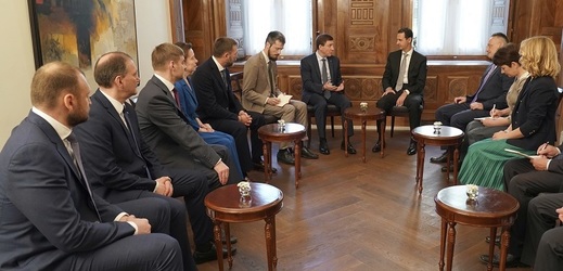 Bashar Assad na setkání s ruskými politiky.