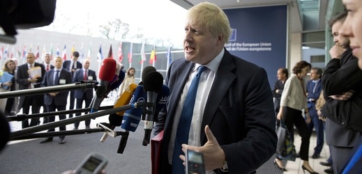 Britský ministr zahraničí Boris Johnson hovoří s novináři při příjezdu do Lucemburska, kde se setkali ministři zahraničí EU.
