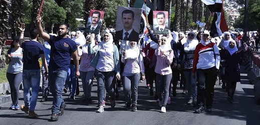 Syřané protestují s vlajkami země.