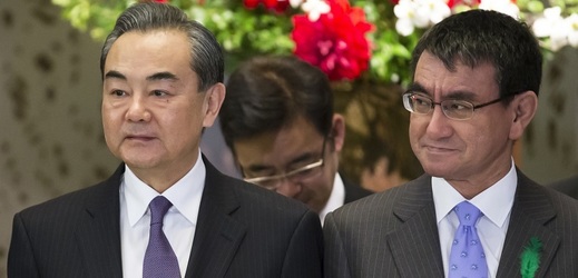 Jednání ministrů zahraničí. Čínský Wang I (vlevo) a jeho japonský protějšek Taro Kono.