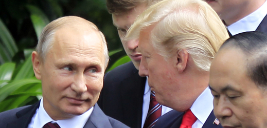 Ruský prezident Vladimir Putin (vlevo) a jeho americký protějšek D. Trump.