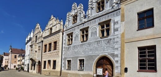 Historickým městem roku 2017 jsou renesanční Slavonice na Jindřichohradecku (na snímku z 15. srpna 2017), známé unikátně dochovaným historickým centrem s měšťanskými domy zdobenými sgrafitovými fasádami.