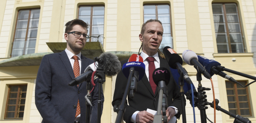 Předseda Pirátů Ivan Bartoš (vpravo) a místopředseda strany Jakub Michálek hovoří s novináři na Pražském hradě, kde se 17. dubna 2018 setkali s prezidentem Milošem Zemanem.