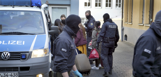 Policejní razie v Německu.