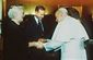 Na snímku z roku 1991 Brabara a George Bushovi během setkání s papežem Janem Pavlem II.
