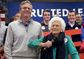 Barbara Bushová se svým synem Jebem Bushem, bývalým guvernérem státu Florida.