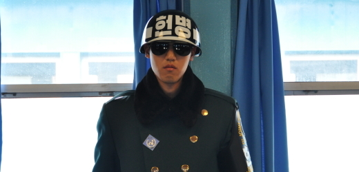 Jihokorejský voják drží stráž v demilitarizované zóně mezi Jižní a Severní Koreou. 