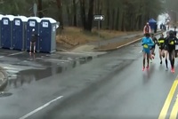 Američanka Shalane Flanaganová se během bostonského maratonu odtrhla od vedoucí skupinky a odběhla si na toaletu.