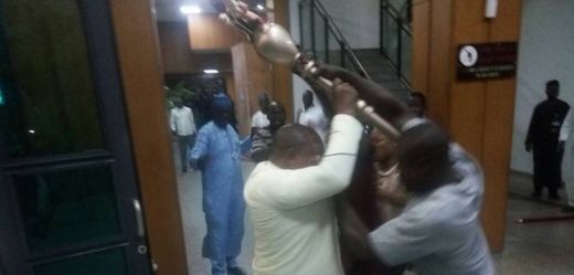 V Nigérii bylo ukradeno ceremoniální žezlo, bez něj není možné svolat zasedání parlamentu.