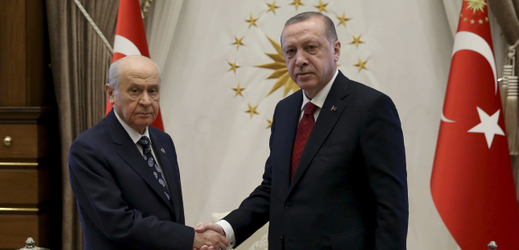 Turecký prezident Recep Tayyip Erdogan (vpravo) a vůdce tureckých nacionalistů Devlet Bahçeli.