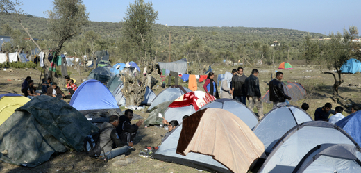 Běženci čekají na registraci v nouzových příbytcích v uprchlickém táboře Moira na řeckém ostrově Lesbos.