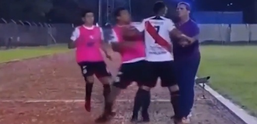 Brazilský fotbalista Thiago dos Santos Ferreira neunesl emoce na uzdě a napadl svého trenéra.