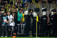 Fotbaloví fanoušci Fenerbahce se při městském derby s Besiktasem pořádně vyřádili. Jejich útoky odnesl trenér a člen správní rady hostů.