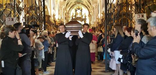 Procesí doprovodilo rakev s ostatky kardinála Berana do katedrály