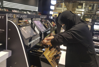 Saúdská Arabka v obchodě s kosmetikou.