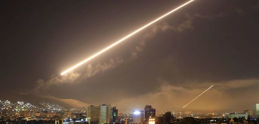 Momentka z raketového úderu USA, Británie a Francie na Sýrii.