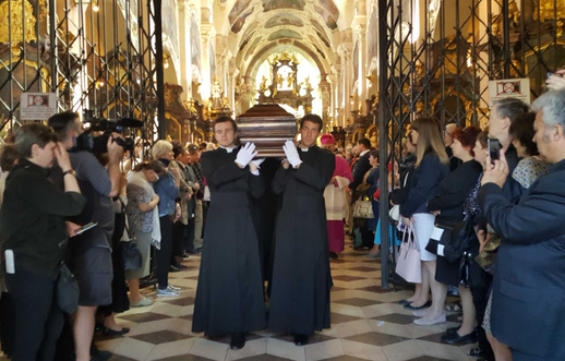 Z baziliky Panny Marie v areálu pražského Strahovského kláštera vyšlo smuteční procesí s ostatky kardinála Josefa Berana.
