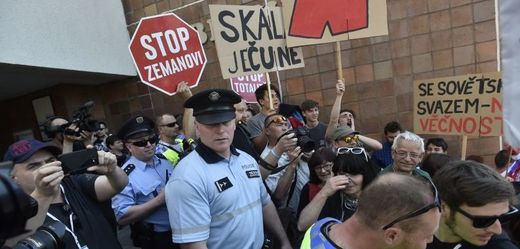 Demonstranti chtěli proniknout na sjezd KSČM, zasáhla policie.