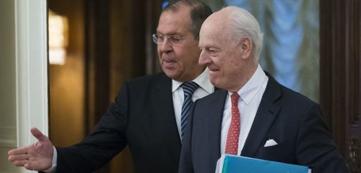 Ruský šéfdiplomat Sergej Lavrov (vlevo) a zvláštní zmocněnec OSN pro Sýrii Staffan de Mistura.