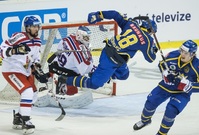Čeští hokejoví reprezentanti v zápase se Švédskem.