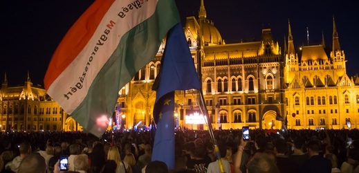 Protivládní protesty 14. května před budovou maďarského parlamentu v Budapešti.