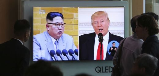 Donald Trump a Kim Čong-un (vlevo).