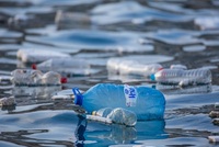 Plastový odpad v moři.