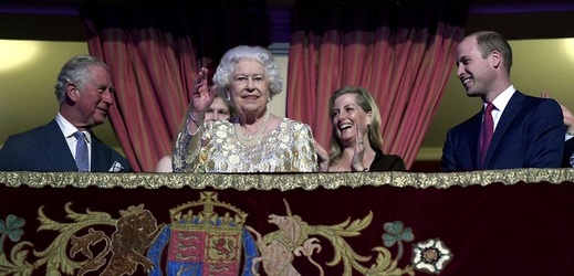 Královská rodina, (zleva) princ Charles, královna Alžběta II., princ William.