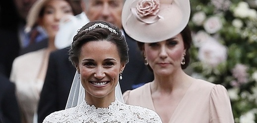 Pippa Middletonová a vévodkyně z Cambridge Kate Middletonová (vpravo).