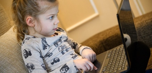 Dítě surfující na internetu.