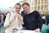 Návštěvnice na olomouckém festivalu ochutnaly například tvarůžkovou zmrzlinu. Foto je z roku 2017.
