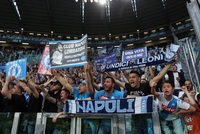 V turínských ulicích došlo před utkáním Juventusu s Neapolí k netradiční situaci. Fanoušci obou klubů se společně objali a skandovali.