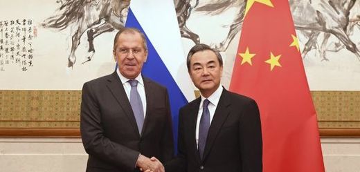 Ruský ministr zahraničí Sergej Lavrov (vlevo) se svým čínským protějškem Wang Iem.