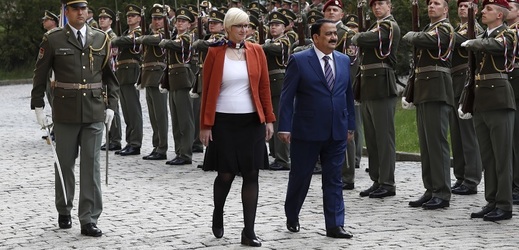 Ministryně obrany Karla Šlechtová přivítala v Praze svého iráckého kolegu ve funkci Irfana Hijalího.